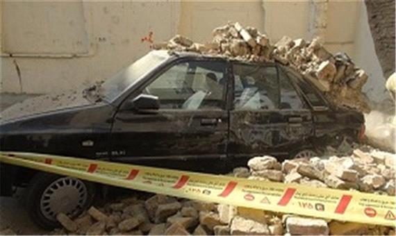 باران تهران، یک دیوار را روی پنج خودرو آوار کرد