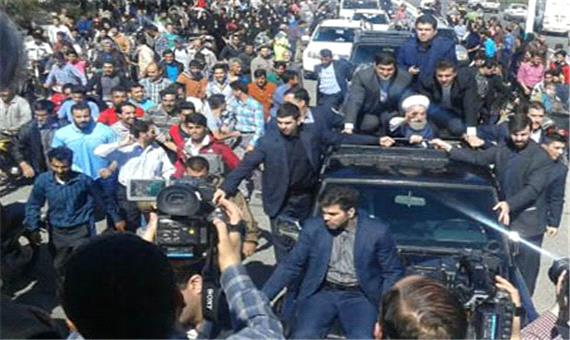 خودروی رئیس جمهوری در حلقه محبت مردم دارالعباده یزد