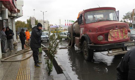 گزارش تصویری تلاش پرسنل منطقه سه شهرداری یزد جهت رفع آبگرفتگی معابر