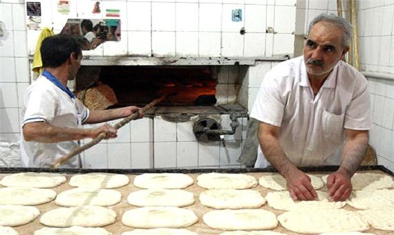 نانوایان یزد به یاد سردار سلیمانی نان صلواتی توزیع می‌کنند