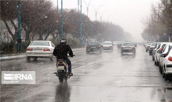 بارش برف و باران در یزد آغاز شد