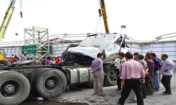 تصادف سواری و تریلر در یزد یک کشته و 3 مصدوم برجای گذاشت