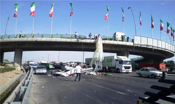 سقوط تریلی روی پراید در یزد چهار زخمی بر جا گذاشت
