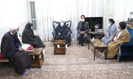 نماینده ولی‌فقیه در یزد با مادر شهید علی‌محمدی دیدار کرد