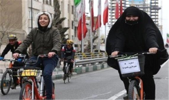زنان به دور از انظار و دیدِ مردان دوچرخه‌ سواری کنند
