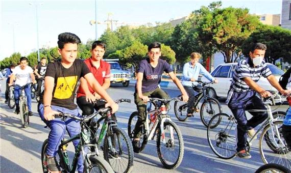 دوچرخه‌سواران به مناسبت هفته دفاع مقدس در یزد رکاب زدند