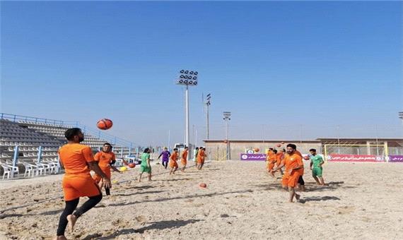برگزاری لیگ برتر فوتبال ساحلی با داوران خسته در یزد