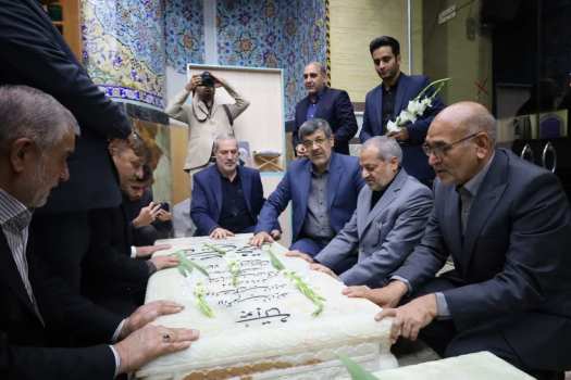 وزیر آموزش و پرورش با حضور در مزار شهید صدوقی(ره)‌؛ سومین شهید محراب و امام جمعه فقید یزد، به مقام شامخ این شهید  ادای احترام کرد.