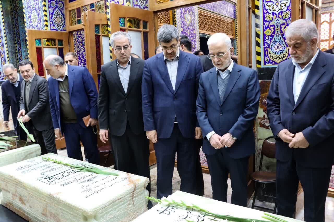 ادای احترام وزیر کشور به مقام شامخ سومین شهید محراب در یزد