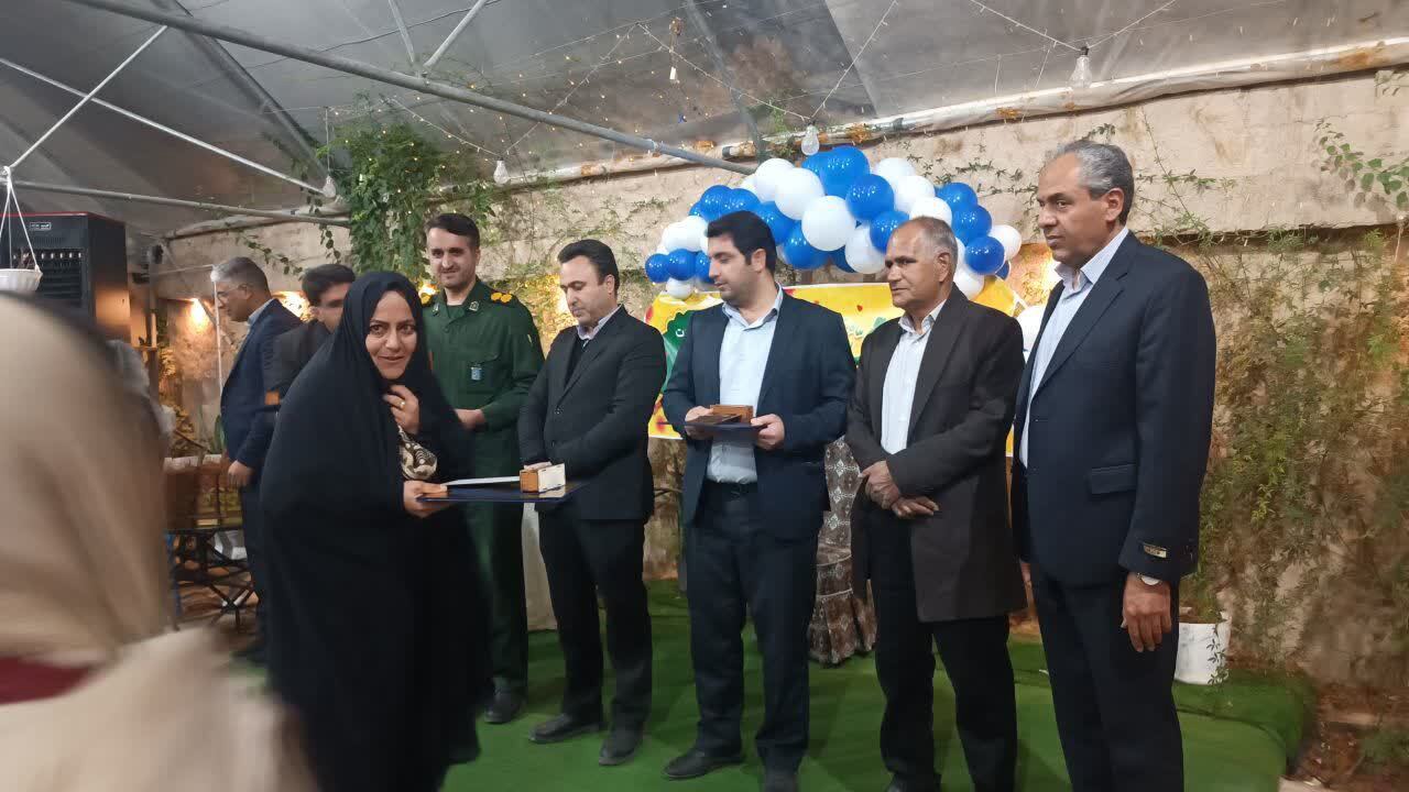 تجلیل فرماندار خاتم از نقش‌آفرینی بانوان و کارآفرینان نمونه شهرستان