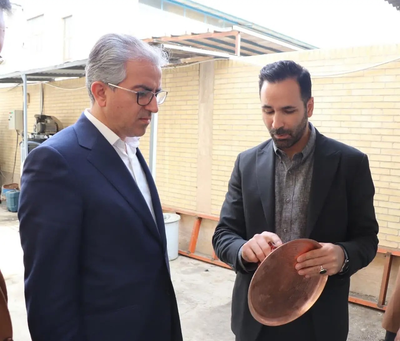 بازدید معاون استاندار یزد از شرکت مسینو و تاکید بر حمایت از صنایع‌دستی