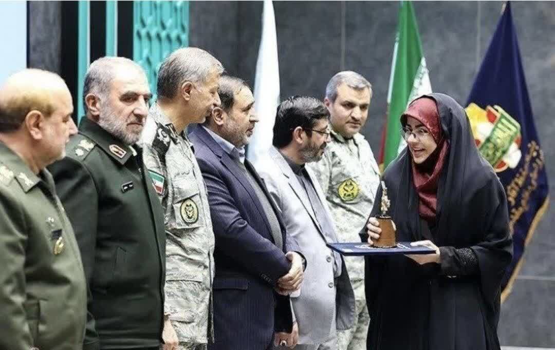 تندیس جشنواره ملی «فانوس» در دستان بانوی هنرمند یزدی