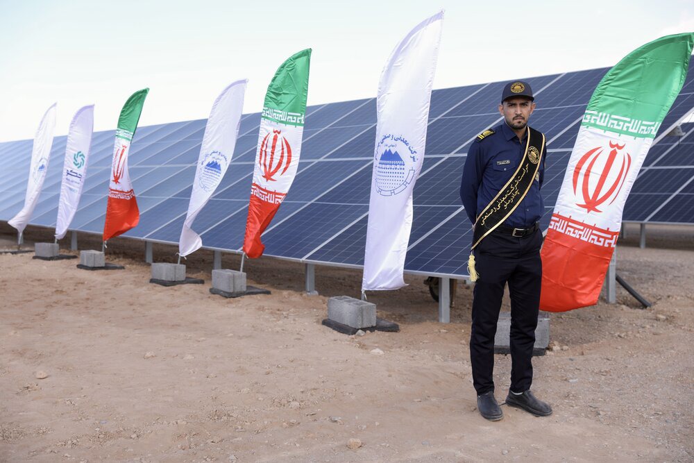 وزیر صمت فاز اول بزرگترین نیروگاه خورشیدی استان یزد را افتتاح کرد