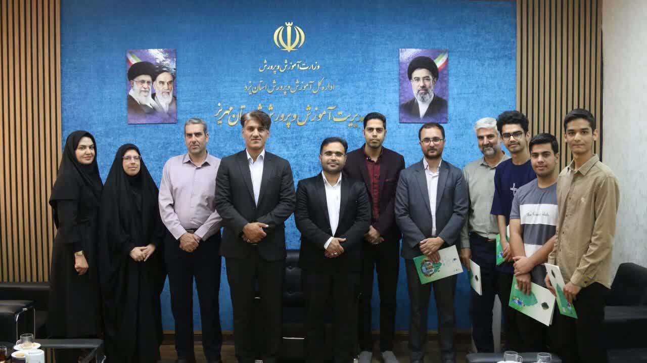 تجلیل از تیم برتر رقابت‌های مناظره دانش‌آموزی