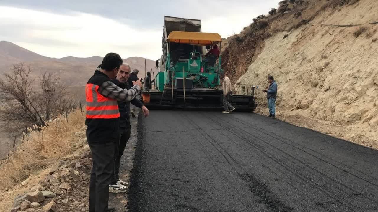 اجرای ۵۰ هزار مترمربع آسفالت در معابر روستایی بخش مرکزی بافق