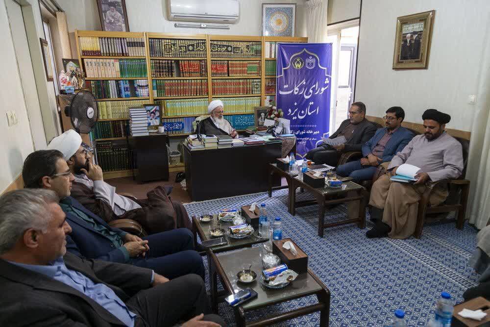 اهمیت زکات برای همگان تبیین شود