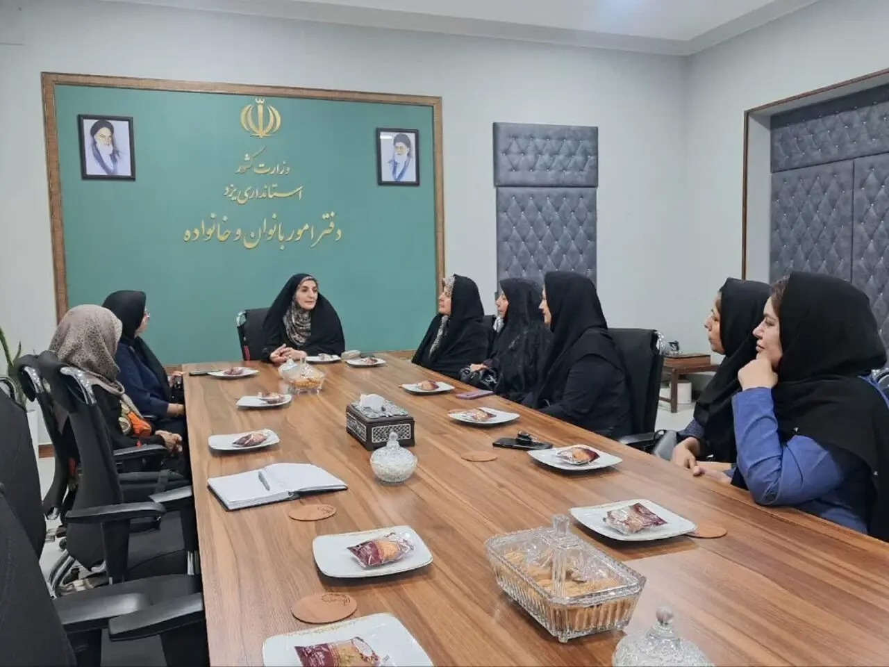 دیدار مدیرکل دفتر امور زنان و خانواده استانداری یزد با ماماهای پیشکسوت