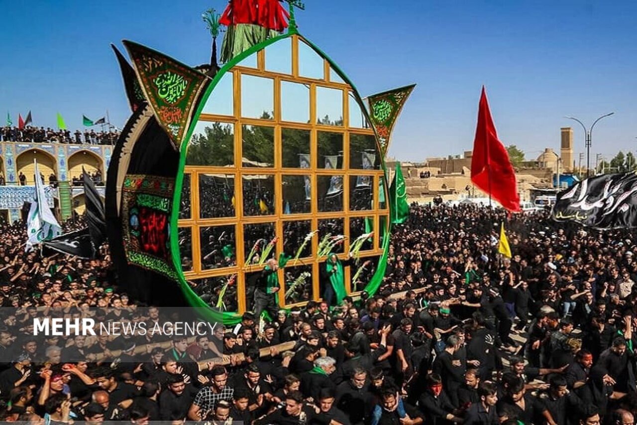 آئین سنتی نخل‌برداری در حسینیه محمودآباد یزد