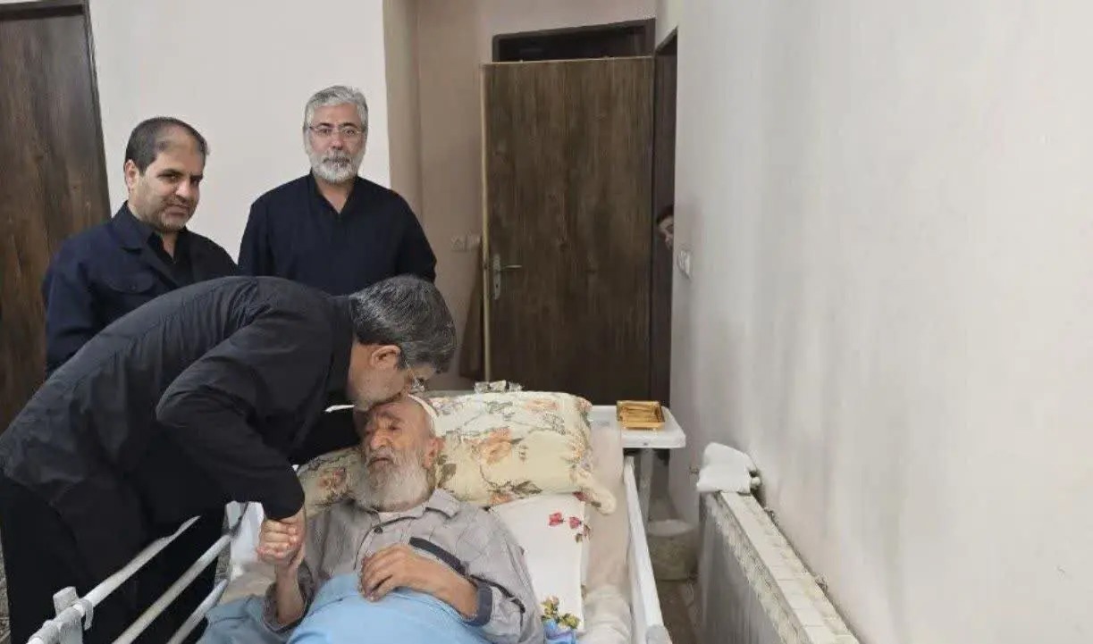 حضور استاندار یزد بر بالین آیت‌الله راشد یزدی در مشهد مقدس