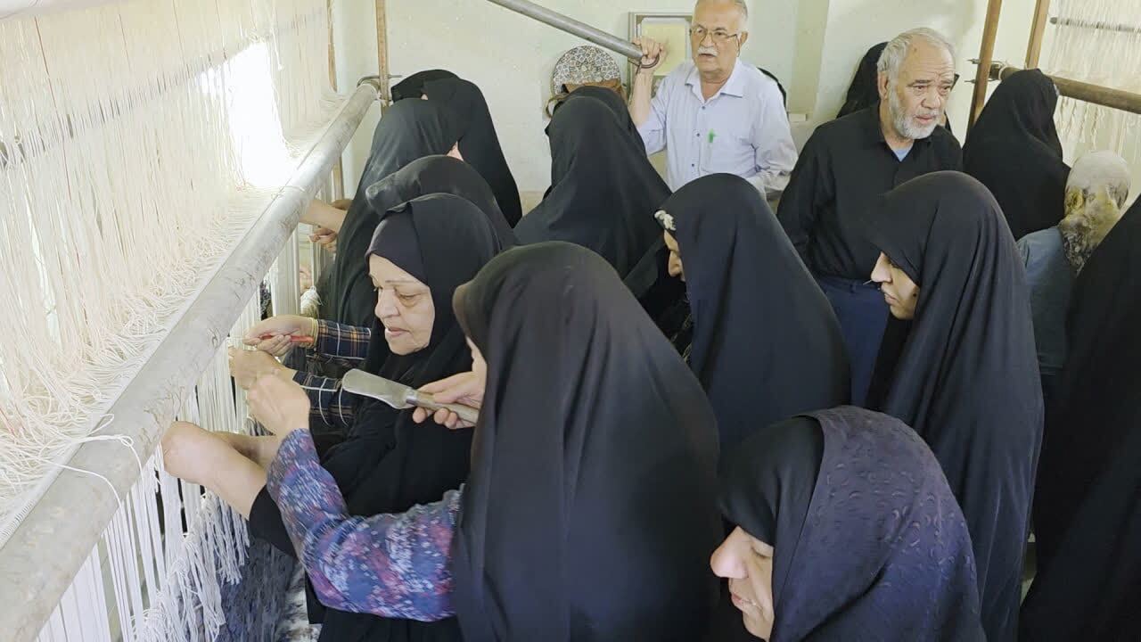 بافت ۵۰ تخته قالی نذری بانوان میبدی برای بازسازی عتبات عالیات