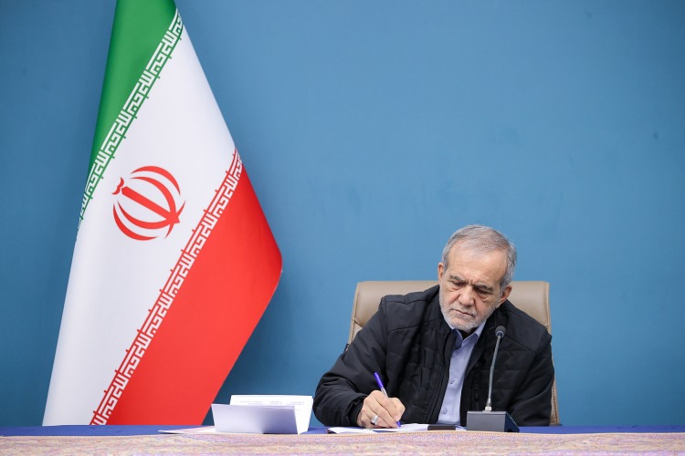 تجلیل پزشکیان از همسران و خانواده‌های معظم دولتمردان شهید