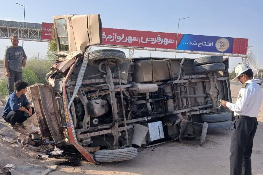 واژگونی مینی‌بوس کارگران در محور یزد ـ میبد با ۸ مصدوم