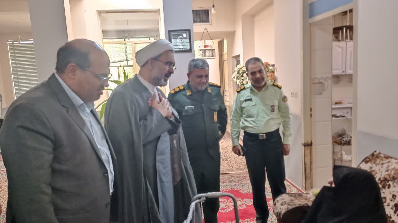 دیدار با ۳۰ خانواده شهید مهریز در قالب ۱۵ گروه