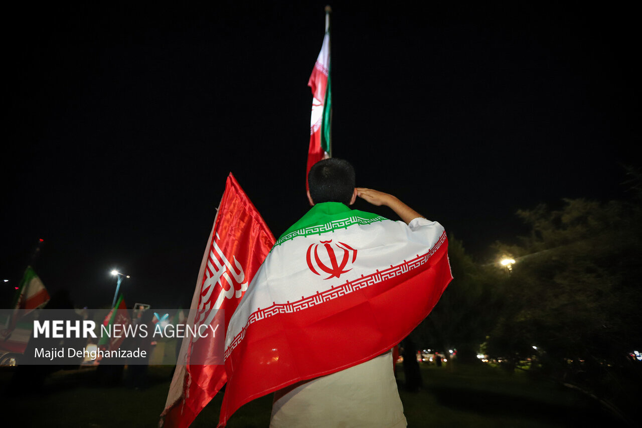 پرچم ایران بر فراز میدان امام حسین(ع) یزد به اهتزاز درآمد