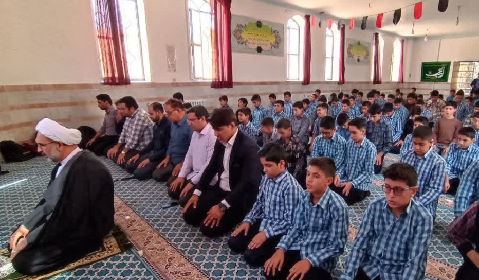 حضور هفتگی امام جمعه مهریز در مدارس برای ترویج فرهنگ نماز