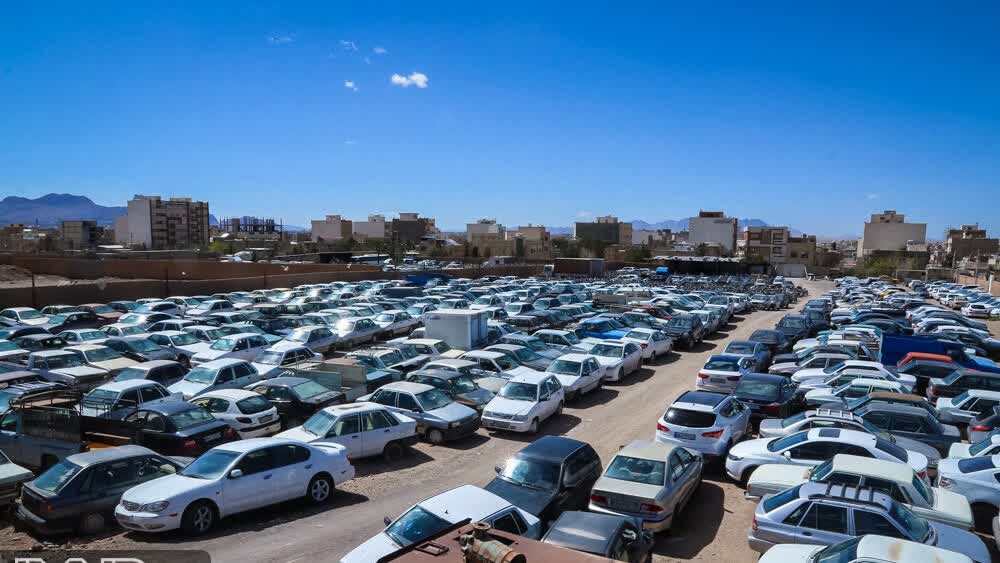 ضرب الاجل پلیس راهور به وسایل نقلیه توقیفی در پارکینگ‌ها