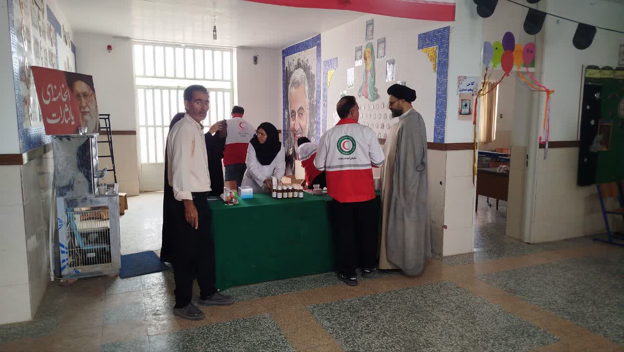 ویزیت رایگان بیماران در روستای کریم آباد بهادران